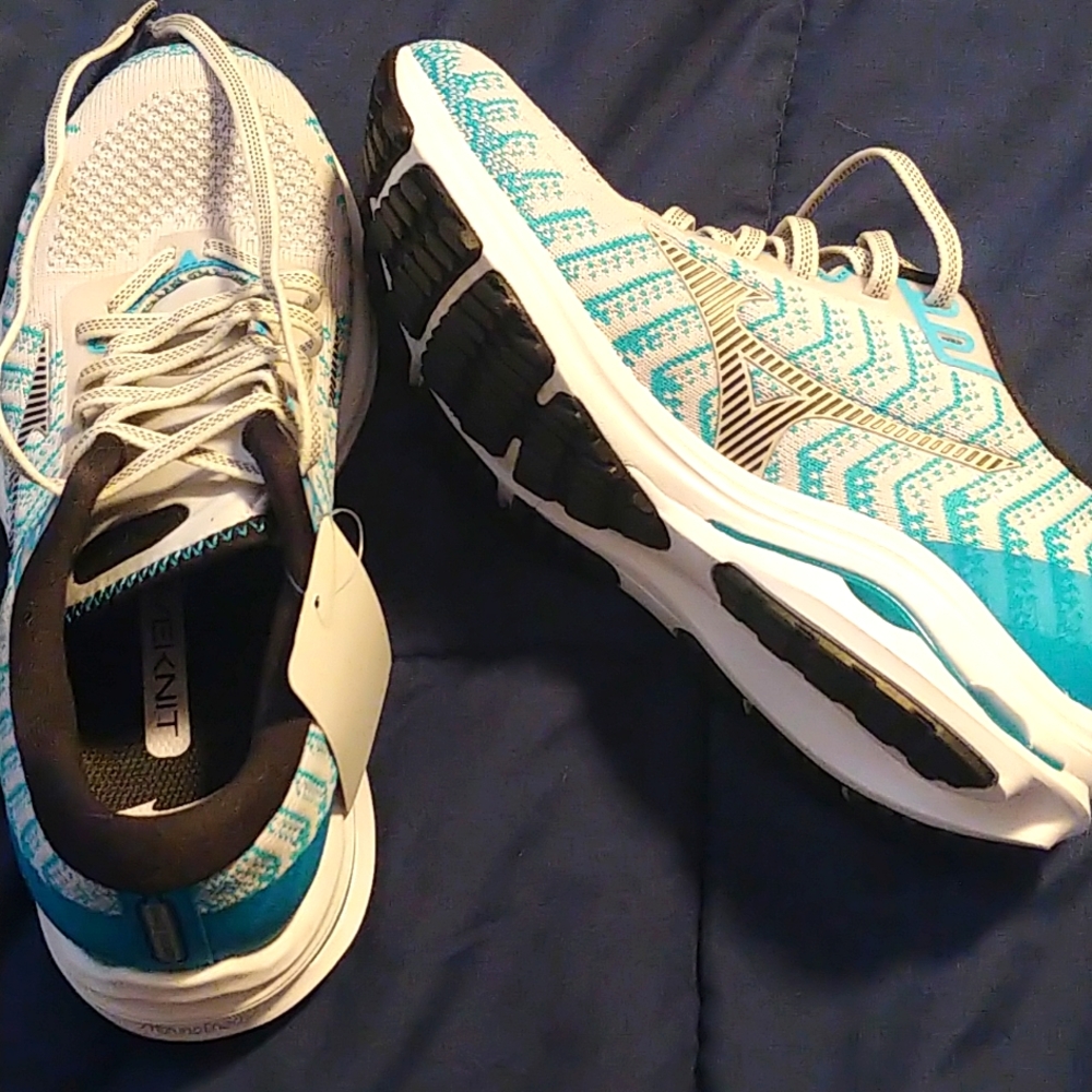 *NWT - MizunoEnerzy Wave Rider running shoes size 7.5US - in original box